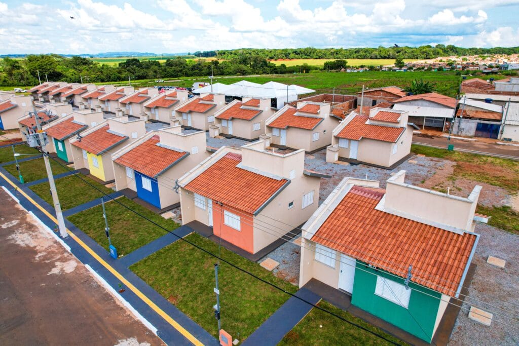 Governo de Goiás assina Ordens de Serviço para construção de 3,2 mil casas a custo zero em 64 municípios 1 O que são as Casas a Custo Zero